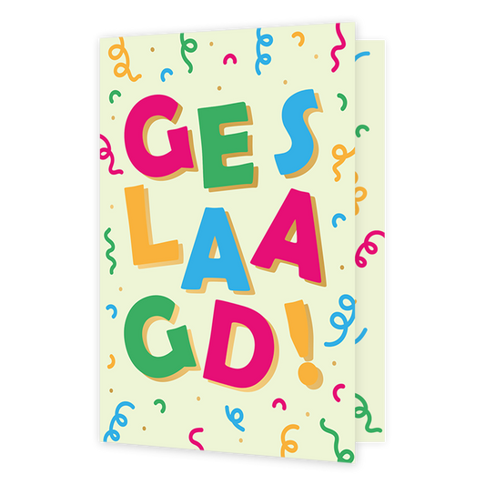 Geslaagd! - Formaat: Normaal - Vorm: Staand - Geslaagd kaart - Op deze wenskaart staan slingers in diverse kleuren met in het midden de tekst: "Geslaagd!". - Snelwenskaart