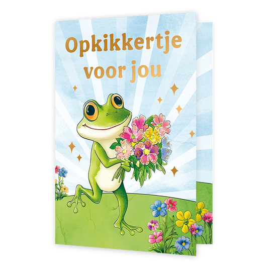 Opkikkertje voor jou - Formaat: Normaal - Vorm: Staand - Opkikker kaart - Op deze wenskaart loopt een kikker over een grasveld met een bos bloemen in de hand. Boven de kikker staat de gouden tekst 'opkikkertje voor jou'. - Snelwenskaart