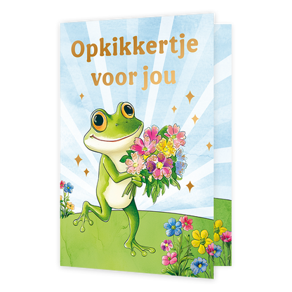 Op deze wenskaart loopt een kikker over een grasveld met een bos bloemen in de hand. Boven de kikker staat de gouden tekst 'opkikkertje voor jou'.