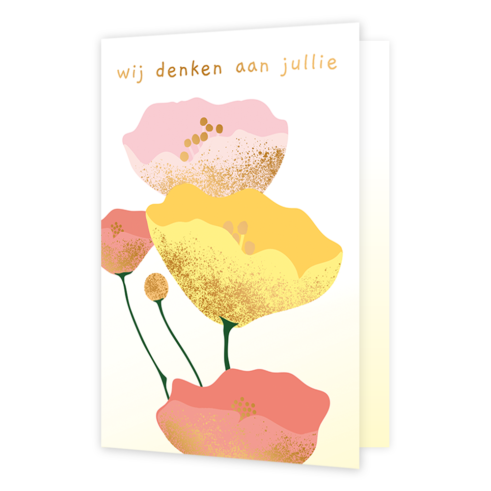 Wij denken aan jullie - Formaat: Normaal - Vorm: Staand - Denken aan kaart - Op deze wenskaart staan bloemen in de kleuren goud, geel en roze met daarboven de tekst: "Wij denken aan jullie". - Snelwenskaart