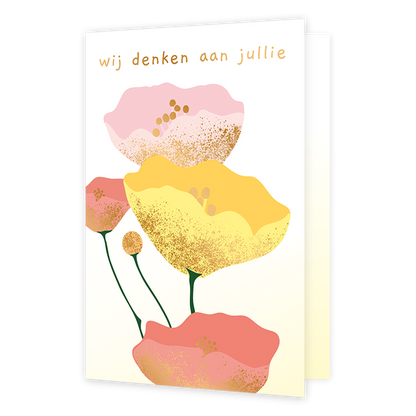 Wij denken aan jullie - Formaat: Normaal - Vorm: Staand - Denken aan kaart - Op deze wenskaart staan bloemen in de kleuren goud, geel en roze met daarboven de tekst: "Wij denken aan jullie". - Snelwenskaart