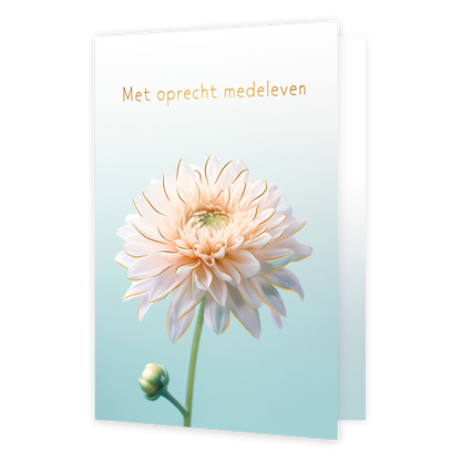 Met oprechte medeleven - Formaat: Standaard - Vorm: Staand - Condoleance kaart - Op deze wenskaart is een bloem in de kleur wit te zien met gouden lijnen, op een achtergrond dat van de kleur mintgroen naar wit verloopt. Boven de bloem staat de tekst: "met oprechte medeleven". - Snelwenskaart