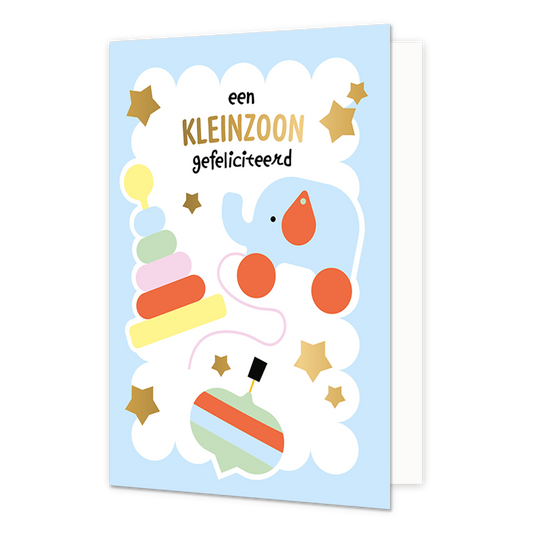 Een kleinzoon gefeliciteerd - Formaat: Standaard - Vorm: Staand - Geboortekaart - Op deze wenskaart staat een lichtblauwe achtergrond met een wit, schulprandig kader waarin diverse speelgoedobjecten zijn afgebeeld, waaronder een stapelringtoren, een blauwe speelgoedolifant op wieltjes en een tol, omringd door gouden sterren. Bovenaan de kaart staat in zwarte en gouden letters de tekst een KLEINZOON gefeliciteerd vermeld. - Snelwenskaart