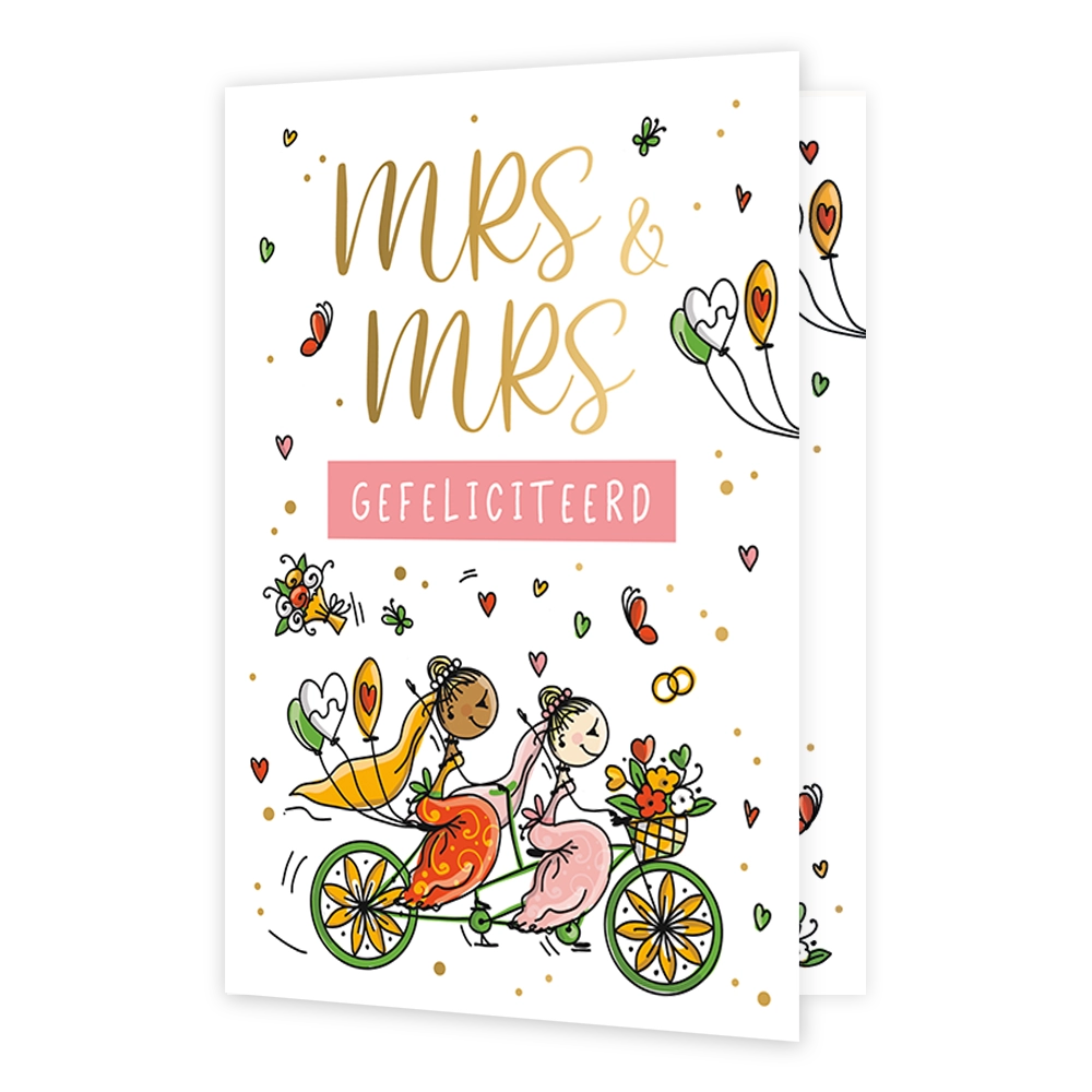 MRS & MRS - Formaat: Standaard - Vorm: Staand - Huwelijkskaart - Op deze wenskaart staat een witte achtergrond met een illustratie van twee vrouwen in bruidsjurken op een groene tandem, omringd door kleine hartjes, vlinders en ballonnen. Aan de bovenzijde staat in grote goudkleurige letters de tekst "MRS & MRS", gevolgd door een roze balk met daarin de witte tekst "GEFELICITEERD". De vrouwen hebben jurken in respectievelijk oranje en roze tinten aan, en op het stuur en achterop de fiets bevinden zich boeke