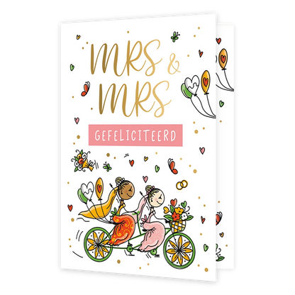 MRS & MRS - Formaat: Standaard - Vorm: Staand - Huwelijkskaart - Op deze wenskaart staat een witte achtergrond met een illustratie van twee vrouwen in bruidsjurken op een groene tandem, omringd door kleine hartjes, vlinders en ballonnen. Aan de bovenzijde staat in grote goudkleurige letters de tekst "MRS & MRS", gevolgd door een roze balk met daarin de witte tekst "GEFELICITEERD". De vrouwen hebben jurken in respectievelijk oranje en roze tinten aan, en op het stuur en achterop de fiets bevinden zich boeke