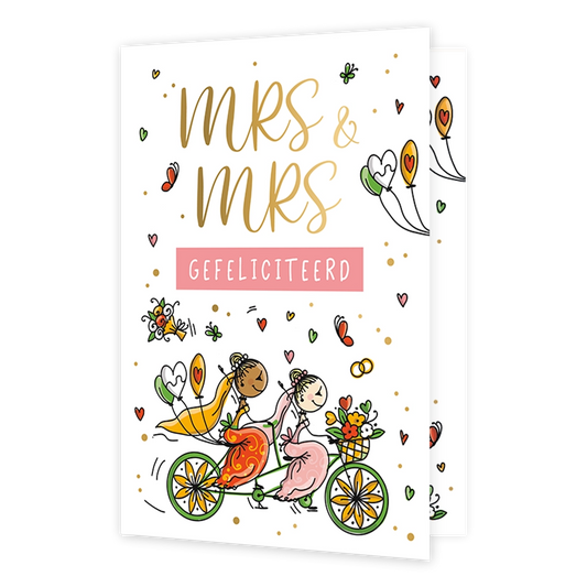 MRS & MRS - Formaat: Standaard - Vorm: Staand - Huwelijkskaart - Op deze wenskaart staat een witte achtergrond met een illustratie van twee vrouwen in bruidsjurken op een groene tandem, omringd door kleine hartjes, vlinders en ballonnen. Aan de bovenzijde staat in grote goudkleurige letters de tekst "MRS & MRS", gevolgd door een roze balk met daarin de witte tekst "GEFELICITEERD". De vrouwen hebben jurken in respectievelijk oranje en roze tinten aan, en op het stuur en achterop de fiets bevinden zich boeke