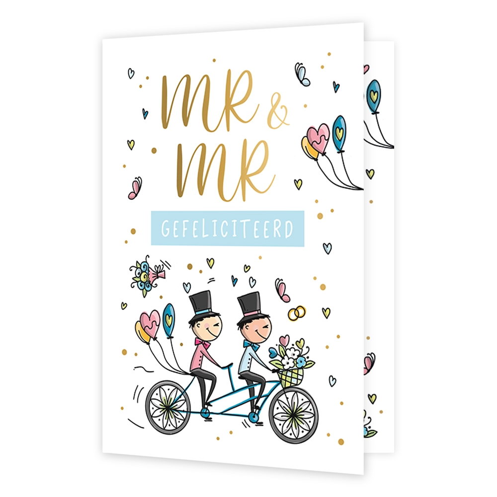 MR & MR - Formaat: Standaard - Vorm: Staand - Huwelijkskaart - Op deze wenskaart staat een witte achtergrond met daarop een illustratie van twee mannen in trouwkostuums met hoge hoeden op een blauwe tandemfiets, omringd door hartjes, vlinders, ballonnen en bloemen. Bovenaan de kaart staat in grote goudkleurige letters de tekst "MR & MR", direct daaronder gevolgd door een lichtblauwe rechthoekige balk met de witte tekst "GEFELICITEERD". De fiets is versierd met een mandje vol bloemen voorop en hartvormige b