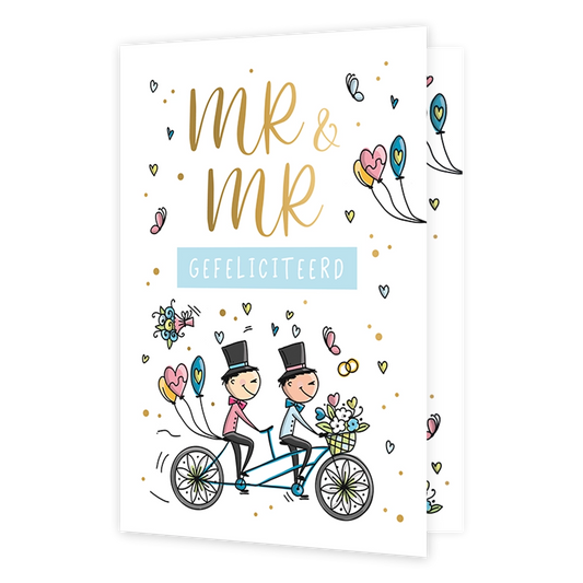 MR & MR - Formaat: Standaard - Vorm: Staand - Huwelijkskaart - Op deze wenskaart staat een witte achtergrond met daarop een illustratie van twee mannen in trouwkostuums met hoge hoeden op een blauwe tandemfiets, omringd door hartjes, vlinders, ballonnen en bloemen. Bovenaan de kaart staat in grote goudkleurige letters de tekst "MR & MR", direct daaronder gevolgd door een lichtblauwe rechthoekige balk met de witte tekst "GEFELICITEERD". De fiets is versierd met een mandje vol bloemen voorop en hartvormige b