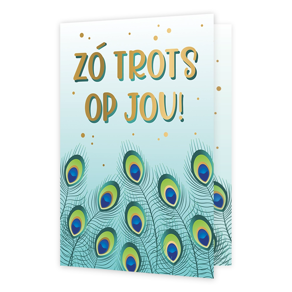 Zó trots op jou! - Formaat: Standaard - Vorm: Staand - Complimentenkaart - Op deze wenskaart staat een lichtblauwe achtergrond met daaraan de onderzijde een rij gedetailleerde pauwenveren in tinten van blauw, groen en goud. Bovenaan de kaart staat de goudkleurige tekst met een groene schaduwrand in twee regels die luidt: "ZÓ TROTS OP JOU!". De achtergrond is verder subtiel versierd met kleine, losse goudkleurige stipjes. Verder zijn er geen andere illustraties of elementen op de kaart aanwezig. - Snelwensk
