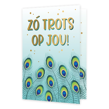 Zó trots op jou! - Formaat: Standaard - Vorm: Staand - Complimentenkaart - Op deze wenskaart staat een lichtblauwe achtergrond met daaraan de onderzijde een rij gedetailleerde pauwenveren in tinten van blauw, groen en goud. Bovenaan de kaart staat de goudkleurige tekst met een groene schaduwrand in twee regels die luidt: "ZÓ TROTS OP JOU!". De achtergrond is verder subtiel versierd met kleine, losse goudkleurige stipjes. Verder zijn er geen andere illustraties of elementen op de kaart aanwezig. - Snelwensk