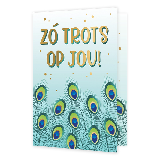 Zó trots op jou! - Formaat: Standaard - Vorm: Staand - Complimentenkaart - Op deze wenskaart staat een lichtblauwe achtergrond met daaraan de onderzijde een rij gedetailleerde pauwenveren in tinten van blauw, groen en goud. Bovenaan de kaart staat de goudkleurige tekst met een groene schaduwrand in twee regels die luidt: "ZÓ TROTS OP JOU!". De achtergrond is verder subtiel versierd met kleine, losse goudkleurige stipjes. Verder zijn er geen andere illustraties of elementen op de kaart aanwezig. - Snelwensk