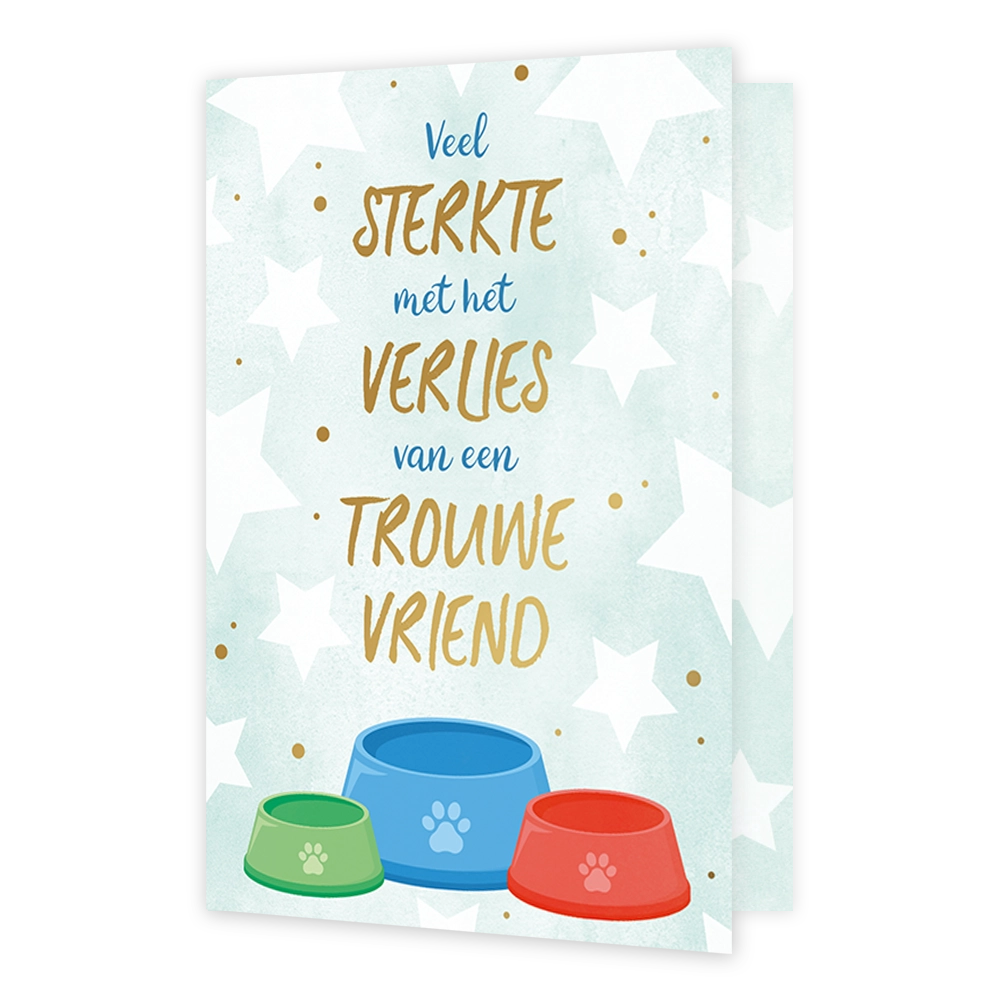 Veel sterkte met het verlies van een trouwe vriend - Formaat: Standaard - Vorm: Staand - Sterkte kaart - Op deze wenskaart staat een lichtblauwe achtergrond met een patroon van witte sterren en kleine goudkleurige stipjes. Onderop de kaart staan drie gekleurde dierenvoerbakken afgebeeld: een kleine groene, een grotere blauwe en een rode bak, elk voorzien van een pootafdruk op de voorkant. Centraal op de kaart staat in meerdere regels de tekst "Veel STERKTE met het VERLIES van een TROUWE VRIEND", geschreven
