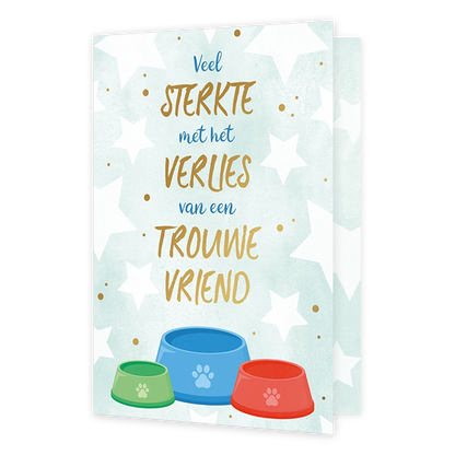 Veel sterkte met het verlies van een trouwe vriend - Formaat: Standaard - Vorm: Staand - Sterkte kaart - Op deze wenskaart staat een lichtblauwe achtergrond met een patroon van witte sterren en kleine goudkleurige stipjes. Onderop de kaart staan drie gekleurde dierenvoerbakken afgebeeld: een kleine groene, een grotere blauwe en een rode bak, elk voorzien van een pootafdruk op de voorkant. Centraal op de kaart staat in meerdere regels de tekst "Veel STERKTE met het VERLIES van een TROUWE VRIEND", geschreven