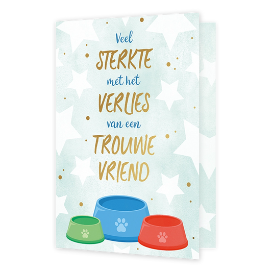 Veel sterkte met het verlies van een trouwe vriend - Formaat: Standaard - Vorm: Staand - Sterkte kaart - Op deze wenskaart staat een lichtblauwe achtergrond met een patroon van witte sterren en kleine goudkleurige stipjes. Onderop de kaart staan drie gekleurde dierenvoerbakken afgebeeld: een kleine groene, een grotere blauwe en een rode bak, elk voorzien van een pootafdruk op de voorkant. Centraal op de kaart staat in meerdere regels de tekst "Veel STERKTE met het VERLIES van een TROUWE VRIEND", geschreven