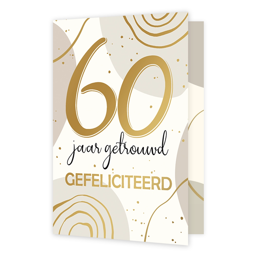 60 jaar getrouwd - Formaat: Standaard - Vorm: Staand - Huwelijkskaart - Op deze wenskaart staat een witte achtergrond met abstracte organische vormen in grijze en zandkleurige tinten, gecombineerd met fijne gouden lijnen en stipjes. Centraal op de kaart bevindt zich een groot getal "60" in goudkleurige cijfers. Daaronder staat in zwarte, cursieve letters de tekst "jaar getrouwd", met daaronder weer in goudkleurige hoofdletters het woord "GEFELICITEERD". Verder bevat de illustratie geen andere grafische ele