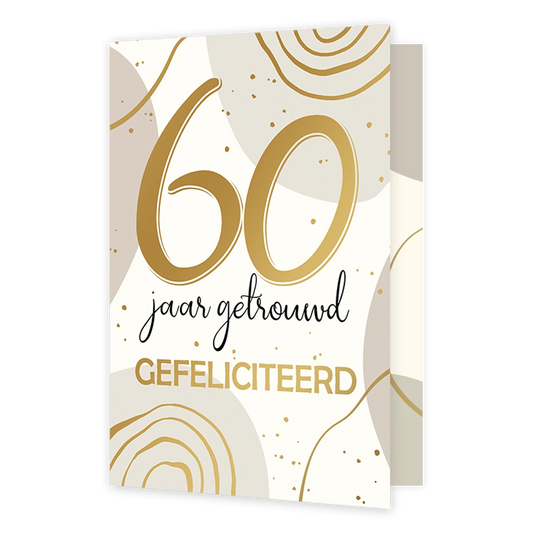 60 jaar getrouwd - Formaat: Standaard - Vorm: Staand - Huwelijkskaart - Op deze wenskaart staat een witte achtergrond met abstracte organische vormen in grijze en zandkleurige tinten, gecombineerd met fijne gouden lijnen en stipjes. Centraal op de kaart bevindt zich een groot getal "60" in goudkleurige cijfers. Daaronder staat in zwarte, cursieve letters de tekst "jaar getrouwd", met daaronder weer in goudkleurige hoofdletters het woord "GEFELICITEERD". Verder bevat de illustratie geen andere grafische ele