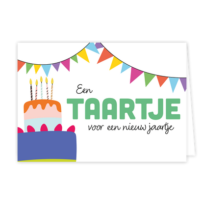 Op deze wenskaart staat links onderin een grote gekleurde taart met kaarsjes. Boven de kaart hangen slingers. Rechts van de taart staat de tekst 'een taartje voor een nieuw jaartje'. Het woord taartje is groen en de rest van de tekst is zwart.