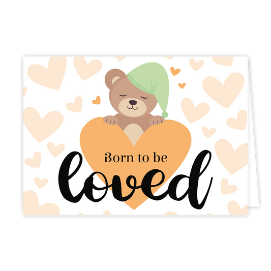 Born to beloved - Formaat: Normaal - Vorm: Liggend - Geboortekaart - Op deze wenskaart staat een groot oranje hart waar een beertje bovenuit komt, omringt door kleinere beige hartjes. n het hart staat de tekst: "Born to be loved". - Snelwenskaart