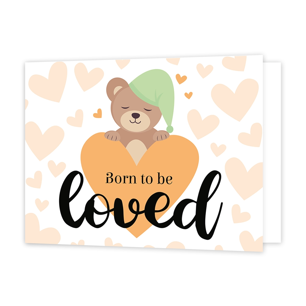Born to beloved - Formaat: Standaard - Vorm: Liggend - Geboortekaart - Op deze wenskaart staat een groot oranje hart waar een beertje bovenuit komt, omringt door kleinere beige hartjes. n het hart staat de tekst: "Born to be loved". - Snelwenskaart