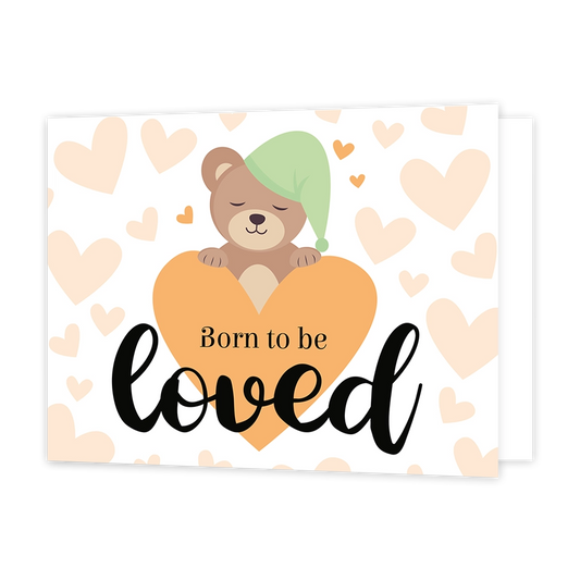 Born to beloved - Formaat: Standaard - Vorm: Liggend - Geboortekaart - Op deze wenskaart staat een groot oranje hart waar een beertje bovenuit komt, omringt door kleinere beige hartjes. n het hart staat de tekst: "Born to be loved". - Snelwenskaart