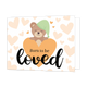 Born to beloved - Formaat: Standaard - Vorm: Liggend - Geboortekaart - Op deze wenskaart staat een groot oranje hart waar een beertje bovenuit komt, omringt door kleinere beige hartjes. n het hart staat de tekst: "Born to be loved". - Snelwenskaart
