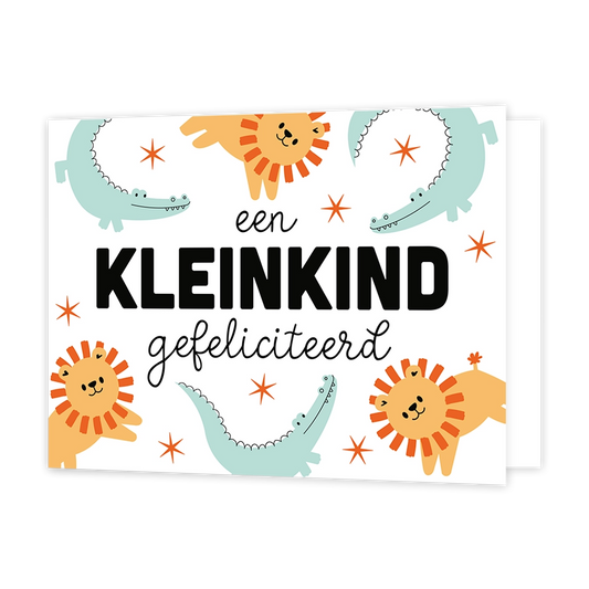 Een kleinkind gefeliciteerd - Formaat: Standaard - Vorm: Liggend - Geboortekaart - Op deze wenskaart staat de tekst "een KLEINKIND gefeliciteerd" centraal tegen een witte achtergrond. Het woord "een" en "gefeliciteerd" zijn uitgevoerd in een zwart, handgeschreven lettertype, terwijl "KLEINKIND" in grote, zwarte blokletters in het midden staat. De tekst wordt omringd door vrolijke illustraties van lichtblauwe krokodillen en oranje leeuwen met rood-oranje manen. - Snelwenskaart