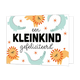 Een kleinkind gefeliciteerd - Formaat: Standaard - Vorm: Liggend - Geboortekaart - Op deze wenskaart staat de tekst "een KLEINKIND gefeliciteerd" centraal tegen een witte achtergrond. Het woord "een" en "gefeliciteerd" zijn uitgevoerd in een zwart, handgeschreven lettertype, terwijl "KLEINKIND" in grote, zwarte blokletters in het midden staat. De tekst wordt omringd door vrolijke illustraties van lichtblauwe krokodillen en oranje leeuwen met rood-oranje manen. - Snelwenskaart