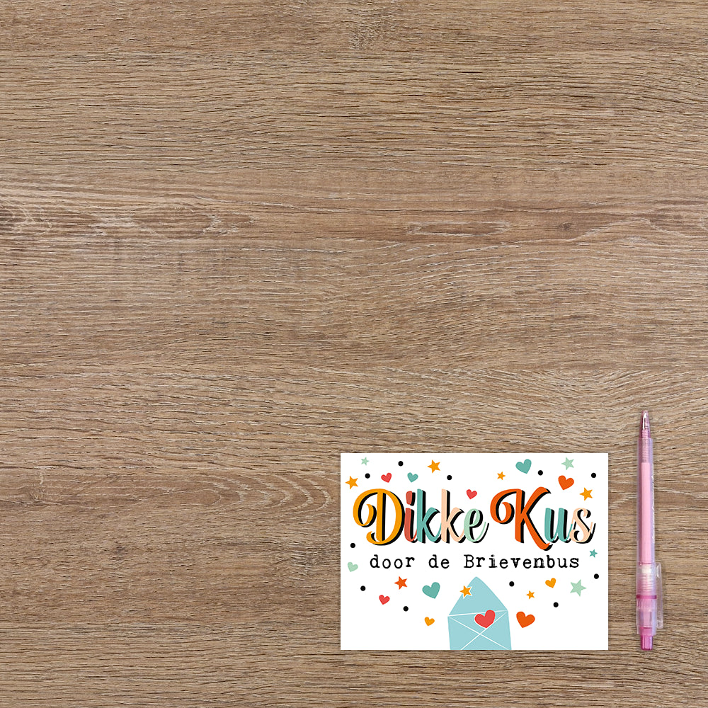 Dikke kus door de brievenbus