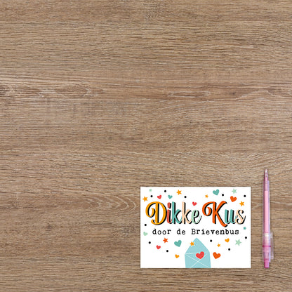 Dikke kus door de brievenbus