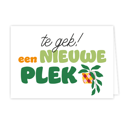 Te gek een nieuwe plek - Formaat: Normaal - Vorm: Liggend - Woningkaart - Op deze wenskaart staat een bloempot waar een groene plant uit komt. In het midden staat de tekst: "Te gek! Een nieuwe plek". - Snelwenskaart