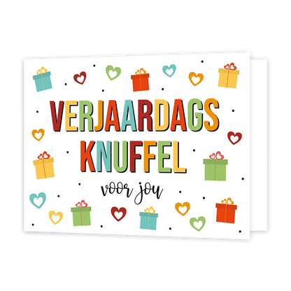 Verjaardags knuffel voor jou - Formaat: Standaard - Vorm: Liggend - Verjaardagskaart - Op deze wenskaart staan hartjes en cadeautjes in de kleuren rood, oranje, geel, groen en blauw. In het midden staat de tekst: "Verjaardagsknuffel voor jou". - Snelwenskaart