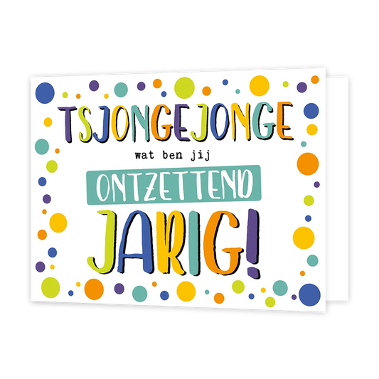Wat ben jij ontzettend jarig - Formaat: Standaard - Vorm: Liggend - Verjaardagskaart - Op deze wenskaart staan stippen in de kleuren oranje, paars, groen en geel met in het midden de tekst: "Tsjongejonge wat ben jij ontzettend jarig!". - Snelwenskaart