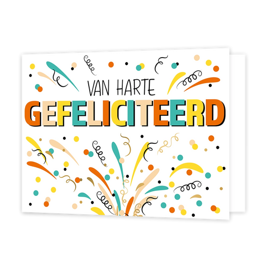 Van harte gefeliciteerd - Formaat: Standaard - Vorm: Liggend - Verjaardagskaart - Op deze wenskaart staat de tekst "VAN HARTE GEFELICITEERD" centraal tegen een witte achtergrond. De woorden "VAN HARTE" zijn uitgevoerd in een strak, zwart schreefloos lettertype, terwijl "GEFELICITEERD" in grote blokletters daaronder staat. Elke letter van dit woord heeft een andere kleur (zoals oranje, blauw, geel en beige) en is voorzien van een zwarte schaduw voor een 3D-effect. De tekst wordt omringd door vrolijke illust