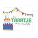 Een taartje voor een nieuw jaartje - Formaat: Standaard - Vorm: Liggend - Verjaardagskaart - Op deze wenskaart staat links onderin een grote gekleurde taart met kaarsjes. Boven de kaart hangen slingers. Rechts van de taart staat de tekst 'een taartje voor een nieuw jaartje'. Het woord taartje is groen en de rest van de tekst is zwart. - Snelwenskaart