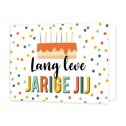 Lang leve jarige jij - Formaat: Standaard - Vorm: Liggend - Verjaardagskaart - Op deze wenskaart staat een taart met stippen eromheen in de kleuren oranje, geel en diverse kleuren groen. Onder de taart staat de tekst: "Lang leven jarige jij". - Snelwenskaart
