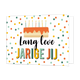 Lang leve jarige jij - Formaat: Standaard - Vorm: Liggend - Verjaardagskaart - Op deze wenskaart staat een taart met stippen eromheen in de kleuren oranje, geel en diverse kleuren groen. Onder de taart staat de tekst: "Lang leven jarige jij". - Snelwenskaart