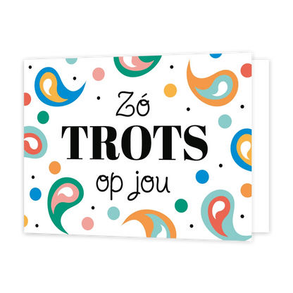 Zó trots op jou - Formaat: Standaard - Vorm: Liggend - Complimentenkaart - Op deze artistieke wenskaart staat een ontwerp met de kleuren groen, blauw, geel, wit, roze, rood en oranje. In het midden staat de tekst: "Zó trots op jou". - Snelwenskaart