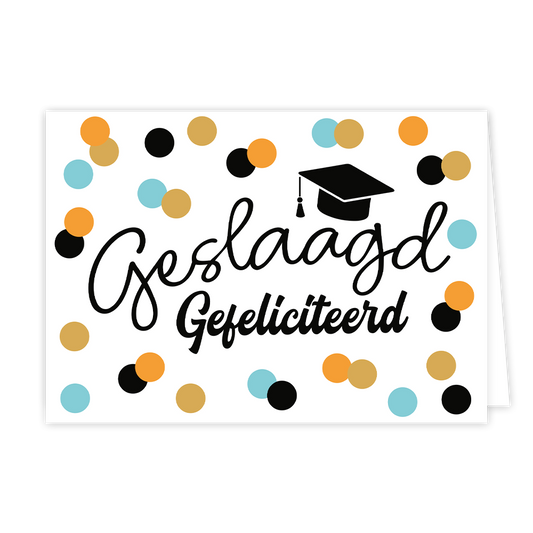 Geslaagd gefeliciteerd - Formaat: Normaal - Vorm: Liggend - Geslaagd kaart - Op deze wenskaart staan stippen in de kleuren blauw, oranje, goud en zwart. In het midden staat de tekst: "Geslaagd gefeliciteerd" met een afstudeerhoedje. - Snelwenskaart