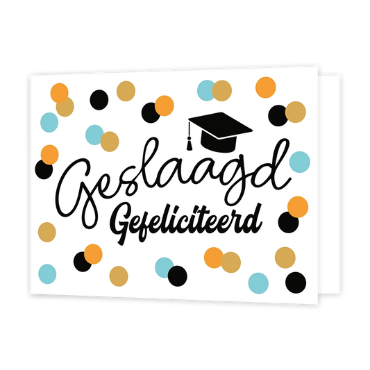 Geslaagd gefeliciteerd - Formaat: Standaard - Vorm: Liggend - Geslaagd kaart - Op deze wenskaart staan stippen in de kleuren blauw, oranje, goud en zwart. In het midden staat de tekst: "Geslaagd gefeliciteerd" met een afstudeerhoedje. - Snelwenskaart