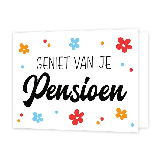 Geniet van je pensioen - Formaat: Standaard - Vorm: Liggend - Pensioenkaart - Op deze wenskaart staat een witte achtergrond die versierd is met kleine gekleurde stippen en eenvoudige bloemetjes in de kleuren oranje, blauw en rood. Bovenaan in het midden staat in zwarte hoofdletters de tekst "GENIET VAN JE". Daaronder bevindt zich in een groot, sierlijk zwart lettertype het woord "Pensioen". - Snelwenskaart