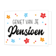 Geniet van je pensioen - Formaat: Standaard - Vorm: Liggend - Pensioenkaart - Op deze wenskaart staat een witte achtergrond die versierd is met kleine gekleurde stippen en eenvoudige bloemetjes in de kleuren oranje, blauw en rood. Bovenaan in het midden staat in zwarte hoofdletters de tekst "GENIET VAN JE". Daaronder bevindt zich in een groot, sierlijk zwart lettertype het woord "Pensioen". - Snelwenskaart