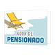 Voor de pensionado - Formaat: Standaard - Vorm: Liggend - Pensioenkaart - Op deze wenskaart staat een strandbedje dat uitkijkt op de zee met daaronder de tekst: "Voor de pensionado". - Snelwenskaart