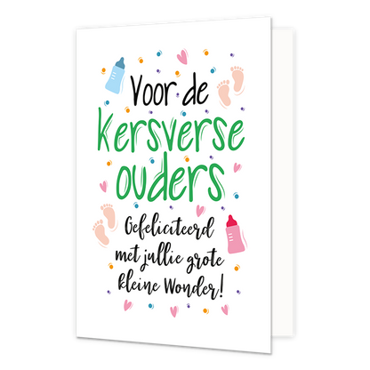 Voor de kersverse ouders - Formaat: Normaal - Vorm: Staand - Geboortekaart - Op deze wenskaart staan babyflesjes, voetjes, hartjes en stippen in de kleuren blauw, roze, oranje, paars en roze, op een witte achtergrond. In het midden staat de tekst: "Voor de kersverse ouders. Gefeliciteerd met jullie grote kleine wonder". - Snelwenskaart