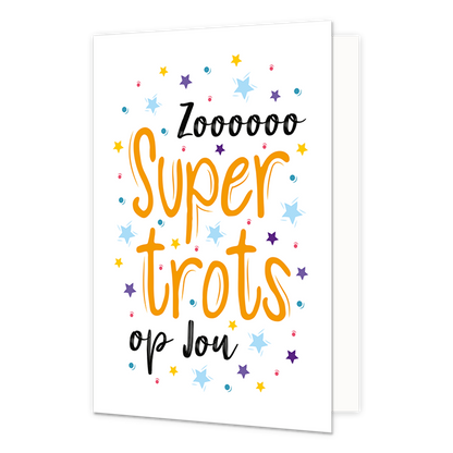 Super trots - Formaat: Normaal - Vorm: Staand - Complimentenkaart - Op deze wenskaart staan sterren en stippen in de kleuren blauw, paars, geel en rood. In het midden staat de tekst: "Zoooooo super trots op jou". - Snelwenskaart