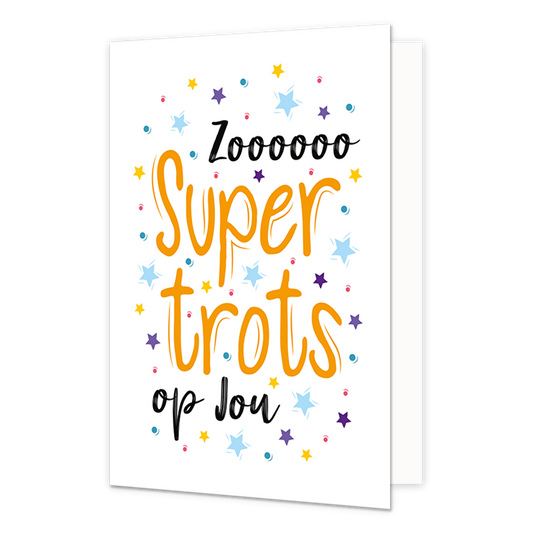 Super trots - Formaat: Normaal - Vorm: Staand - Complimentenkaart - Op deze wenskaart staan sterren en stippen in de kleuren blauw, paars, geel en rood. In het midden staat de tekst: "Zoooooo super trots op jou". - Snelwenskaart