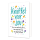 Knuffel voor jou - Formaat: Standaard - Vorm: Staand - Vriendschapskaart - Op deze wenskaart staan bloemen en stippen in de kleuren blauw, paars, rood, groen, oranje en geel. In het midden staat de tekst: "Knuffel voor jou, even een arm om je heen van mens tot mens van hart tot hart". - Snelwenskaart