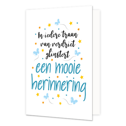 Een mooie herinnering - Formaat: Standaard - Vorm: Staand - Sterkte kaart - Op deze wenskaart staan sterren en vlinders in de kleuren geel, oranje en blauw. In het midden staat de tekst: "In iedere traan van verdriet glinstert een mooie herinnering". - Snelwenskaart