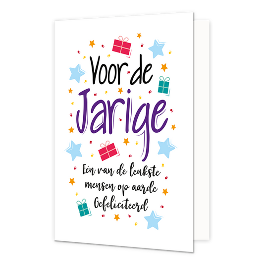 Voor de jarige - Formaat: Normaal - Vorm: Staand - Verjaardagskaart - Op deze wenskaart staan sterren en cadeautjes in de kleuren blauw, rood, groen geel en oranje. In het midden staat de tekst: "Voor de jarige. Eén van de leukste mensen op aarde, gefeliciteerd". - Snelwenskaart