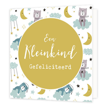 Een kleinkind - Formaat: Standaard - Vorm: Vierkant - Geboortekaart - Op deze wenskaart staan getekende beren, manen, sterren en wolkjes. In het midden staat een gele cirkel met de tekst: "Een kleinkind gefeliciteerd". - Snelwenskaart