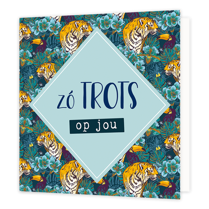 Zo trots op jou - Formaat: Normaal - Vorm: Vierkant - Complimentenkaart - Op deze wenskaart staan groene en blauwe bladeren met toekans en tijgers. In het midden staat een blauwe ruit met de tekst: "Zó trots op jou". - Snelwenskaart